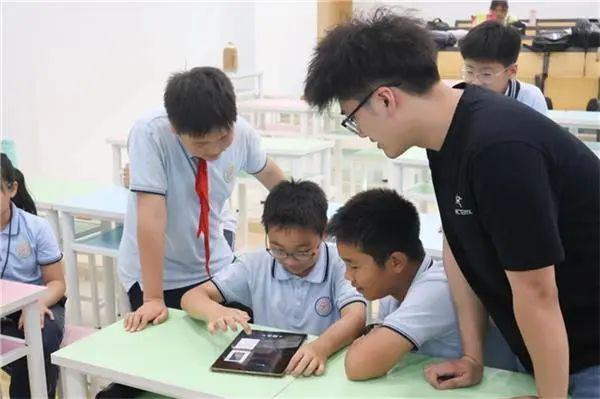 课：国产大模型点燃儿童科技梦CQ9电子登录杭电AI科普(图2)
